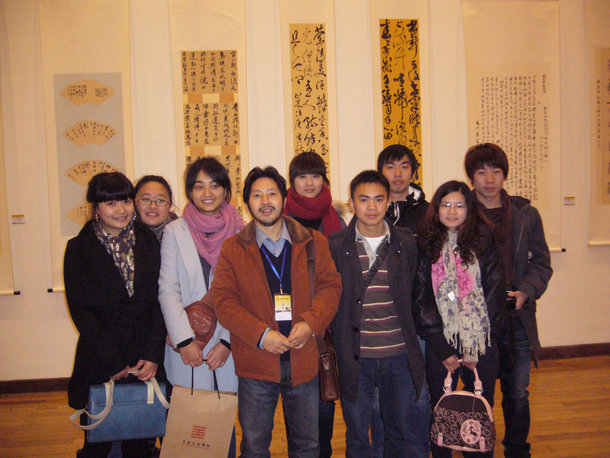 邱世鸿老师带领部分书画专业学生参观中国美院的展览,后为黄色影片